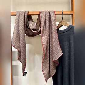 Fendi  Простой и минималистичный, он