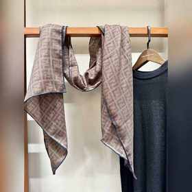 Fendi  Простой и минималистичный, он