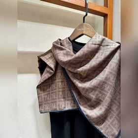 Fendi  Простой и минималистичный, он