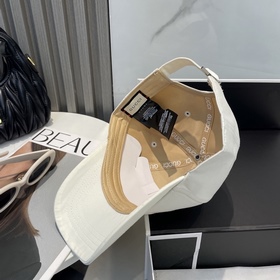 Бейсболка Gucci, теперь в продаже. Изг