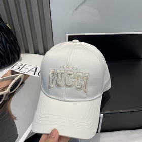 Бейсболка Gucci, теперь в продаже. Изг