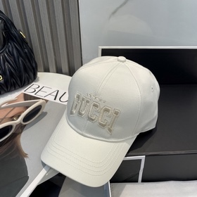 Бейсболка Gucci, теперь в продаже. Изг