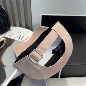 Бейсболка Gucci, теперь в продаже. Изг