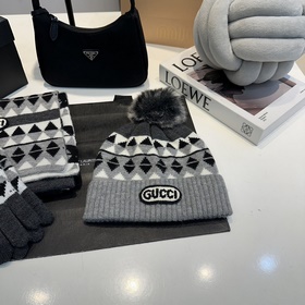 Набор из шарфа, перчаток и шапки Gucci