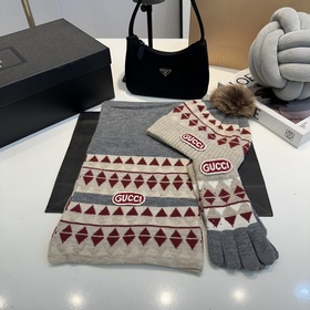 Набор из шарфа, перчаток и шапки Gucci