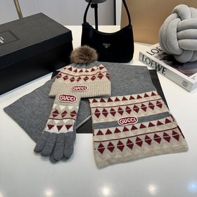 Набор из шарфа, перчаток и шапки Gucci
