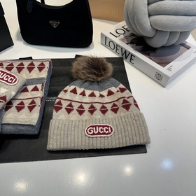 Набор из шарфа, перчаток и шапки Gucci