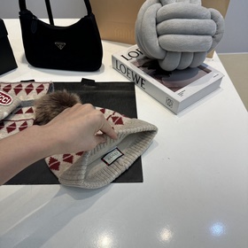 Набор из шарфа, перчаток и шапки Gucci