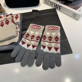 Набор из шарфа, перчаток и шапки Gucci