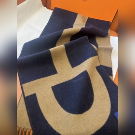 Новый кашемировый шарф Hermès Stirrup,