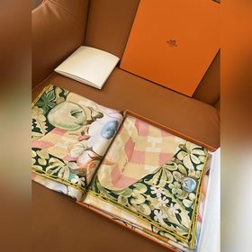 Hermès «Платок на лужайке»  Изысканн