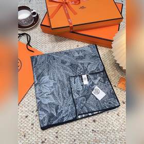 Новинка Hermès： кашемировый квадратный