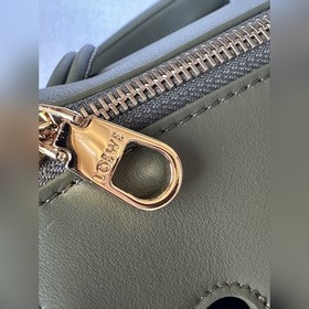 Размеры： 28,5 × 11 × 23 см  Оливково
