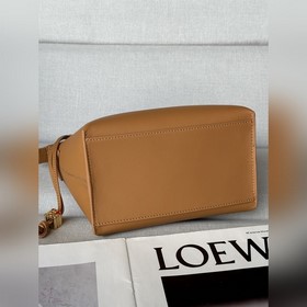 LOEWE  Новая кожаная сумка для обед