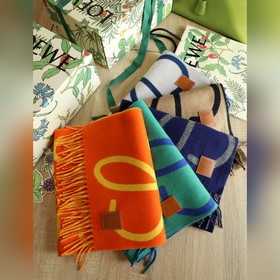 Шарф Loewe Graffiti    Сравнивая м