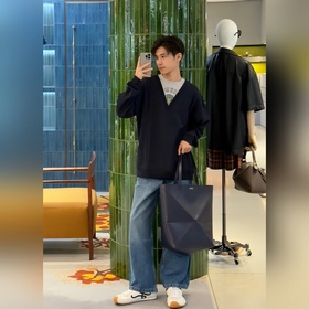 LOEWE Свитшот с V-образным вырезом и в