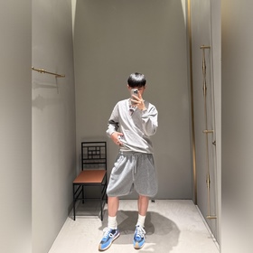 LOEWE Свитшот с V-образным вырезом и в