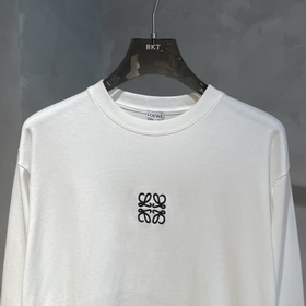 LOEWE. Новая модель с длинными рукавам
