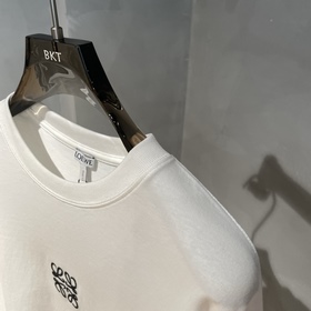LOEWE. Новая модель с длинными рукавам