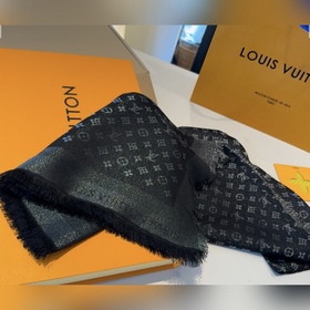 Новый шарф Petit Louis украшен жаккард