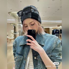В комплекте с мешком для хранения. Аут