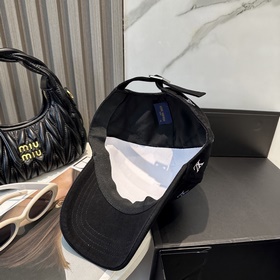 Двусторонняя бейсболка Louis Vuitton с