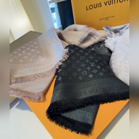 Новый шарф Petit Louis украшен жаккард