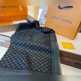 Новый шарф Petit Louis украшен жаккард