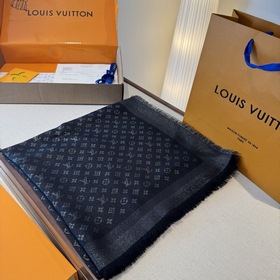 Новый шарф Petit Louis украшен жаккард