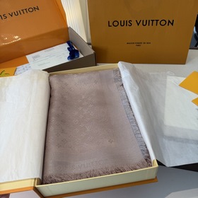 Новый шарф Petit Louis украшен жаккард