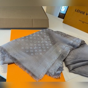 Новый шарф Petit Louis украшен жаккард