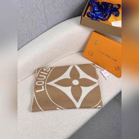 Шарф LV Lock And Keys изготовлен из ую