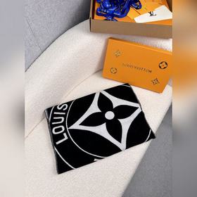 Шарф LV Lock And Keys изготовлен из ую