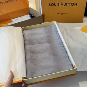 Новый шарф Petit Louis украшен жаккард