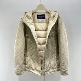 Пуховая куртка Louis Vuitton продолжае
