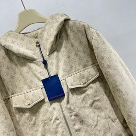 Пуховая куртка Louis Vuitton продолжае