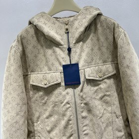 Пуховая куртка Louis Vuitton продолжае