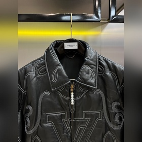 Бренд： Louis Vuitton Материал： кожа 