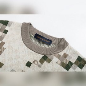 Свитер с камуфляжным узором и круглым