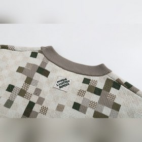 Свитер с камуфляжным узором и круглым