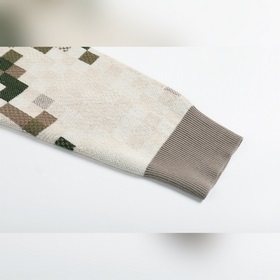 Свитер с камуфляжным узором и круглым 
