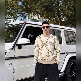 Свитер с камуфляжным узором и круглым