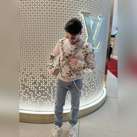 Свитер с камуфляжным узором и круглым
