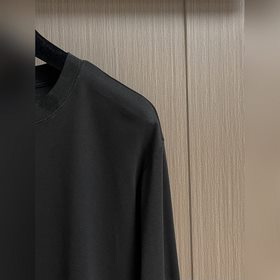 Длиннорукавная футболка с тисненым лог