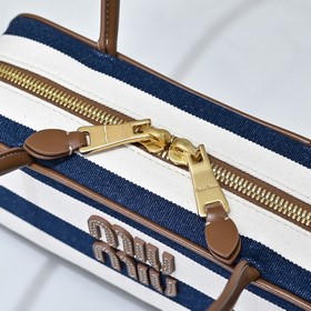 5BB173： Blue Stripes — новая сумка Miu