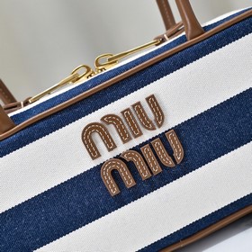 5BB173： Blue Stripes — новая сумка Miu