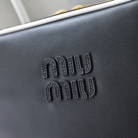5BB172： Новая сумка Miu, изготовленная