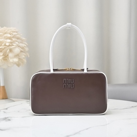 5BB172： Новая сумка Miu из высококачес