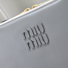5BB172： Новая сумка Miu, изготовленная