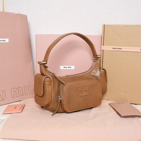 5BC146 — самая узнаваемая сумка Miu в 